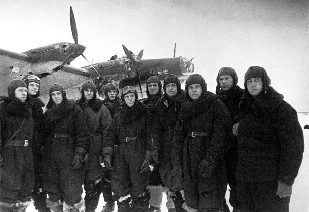 Экипаж полковника А. Л. Алексеева (4-й справа) после бомбежки Кенигсберга. На заднем плане ТБ-7 № 42015. Аэродром Монино. 13 ноября 1941 года.